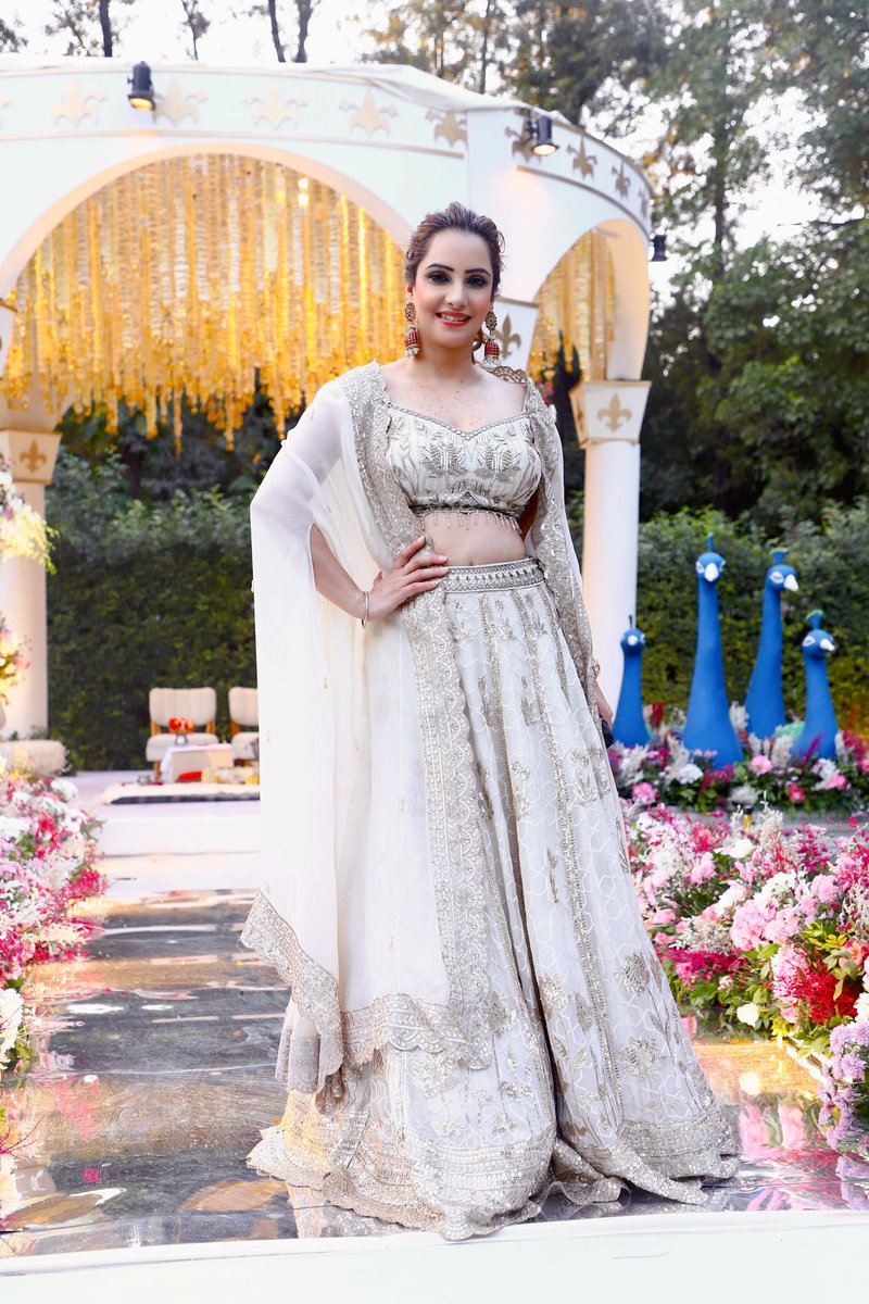 AnchorPiya's tweet photo. Wedding Season Work Season #anchorpiyasharma🎤 #weddingevents #worktime #seasontime #anchorpiya #bestemcee #anchor #emceeoftheyear #weddinganchor #weddingwork #event #dress #makeup #anchorpiyasharma #waering @studioamas https://t.co/15EdCgtoiQ