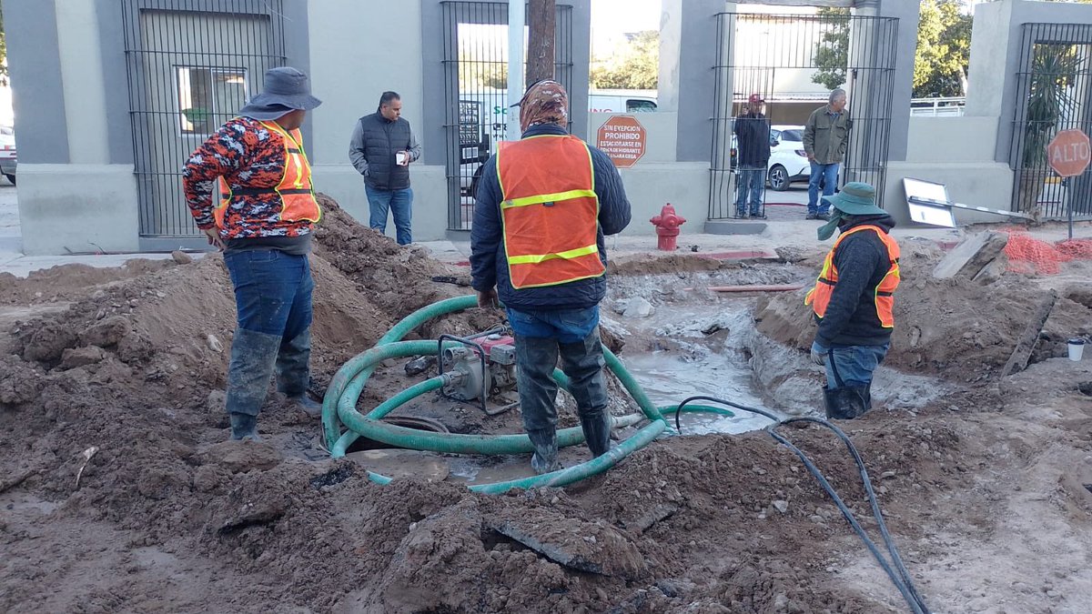 Agradecemos al Director de <a href="/aguahermosillo/">Agua de Hermosillo</a>  Renato Ulloa Valdez tambien Ing Gilberto Carrillo el sensibilizarse y enviar personal adicional al de <a href="/SidurSonora/">Secretaría de Infraestructura y Desarrollo Urbano</a>  para agilizar el suministro de agua en beneficio del Centro Comercial donde también hay Clínicas Hospitales y Ciudadanos