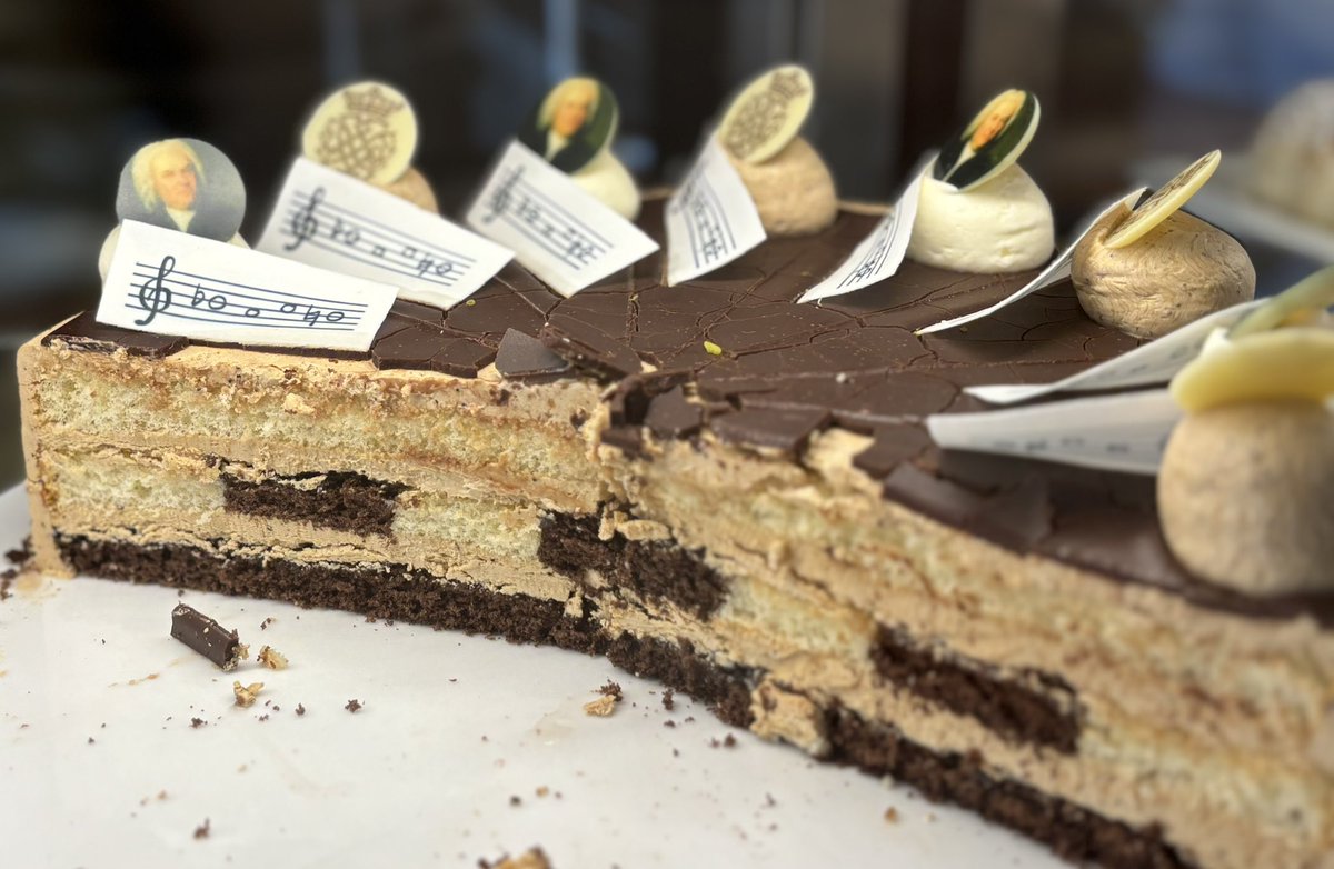 Mybus_Germany's tweet image. 音楽の街、#ライプツィヒ🎶トーマス教会の前のバッハ像、ケーキの上にバッハがのったバッハトルテ🎶バッハ博物館もあります😊歴史を感じる建物が並び、老舗のカフェなども楽しめる良い雰囲気の街です☕️☺️