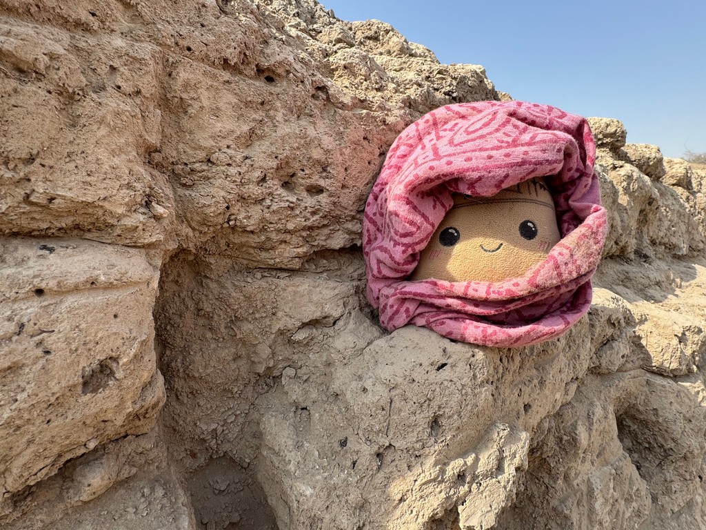 Tuppi braved the sandstorm at #Nippur, getting all dirty from the blowing sand, while pondering about a bath in the Neo-Babylonian bathtub coffin, and finally found some amazing Kassite beads.