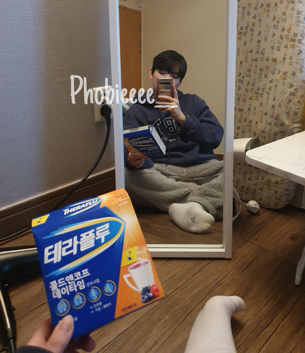 Phobieeee___'s tweet image. 감기때문에 죽겠네..하아..