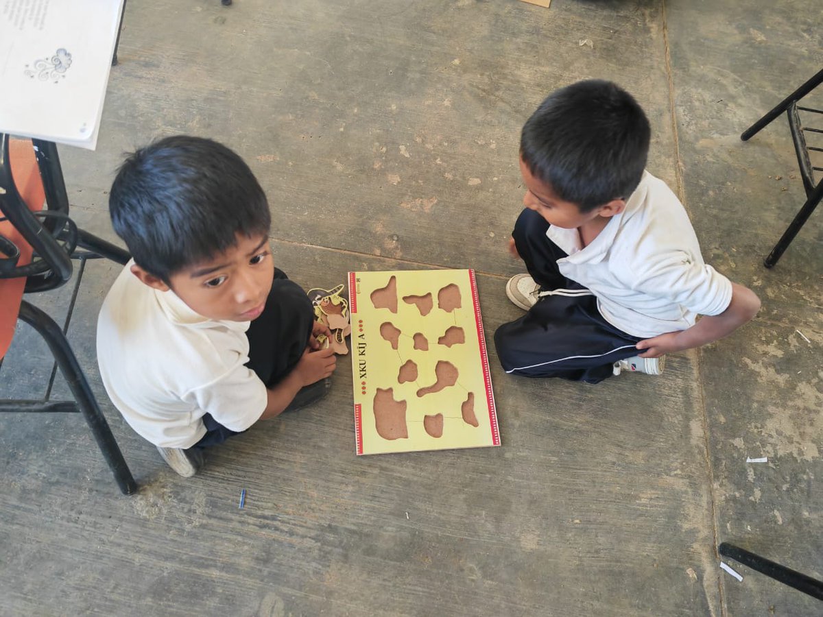 Endless Oaxaca Multilingüe (@endlessoaxaca) on Twitter photo #TilapaCopala
De la región triqui niñas y niños están jugando con materiales didácticos donados por el proyecto #ESEIRO, Emilie Steiner.
Así se está trabajando en la revitalización y fortalecimiento de la lengua triqui.
<a href="/FundacionAHHO/">Fundación Alfredo Harp Helú Oaxaca</a>
#Colectivotriqui #TilapaCopala
De la región triqui niñas y niños están jugando con materiales didácticos donados por el proyecto #ESEIRO, Emilie Steiner.
Así se está trabajando en la revitalización y fortalecimiento de la lengua triqui.
<a href="/FundacionAHHO/">Fundación Alfredo Harp Helú Oaxaca</a>
#Colectivotriqui