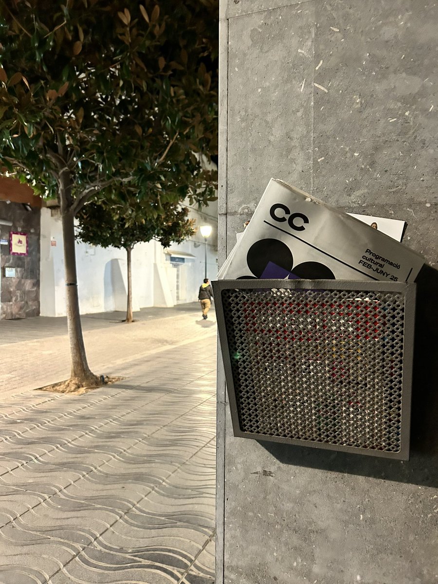 Des que he vist que s’havia presentat el nou programa de <a href="/CambrilsCultura/">CambrilsCultura</a> que volia fer-me amb una còpia impresa. Però no ho havia imaginat així. Mal final per la feinada de <a href="/jordibarbera/">jordi barberà🌱</a>, i l’exquisit disseny d’en @gerardjoan. Digueu-me nostàlgica, Els he rescatat 🥹<a href="/ajcambrils/">Ajuntament Cambrils</a>