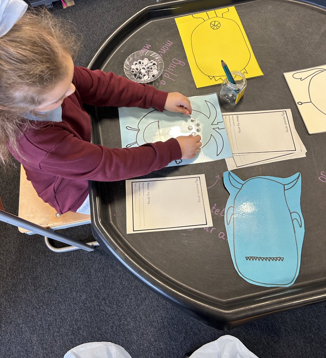 didyousayplay's tweet photo. Z has been learning about the 2 times table. We created a pictorial representation using a ‘Monster Array’ and then worked together to complete the abstract representation @StRoseOfLimaPS @PPGlasgow @glasgowcounts https://t.co/TajvaTbvoe