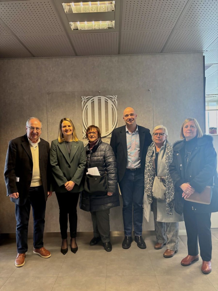 🌹 Un gust poder trobar-me amb una delegació de la sectorial de gent gran de <a href="/socialistes_cat/">Socialistes PSC/❤</a>, encapçalada per la secretaria de Gent Gran de l’executiva nacional, Isabel Zarza.

👉 Seguim col·laborant per millorar la vida de totes les persones grans de Catalunya.