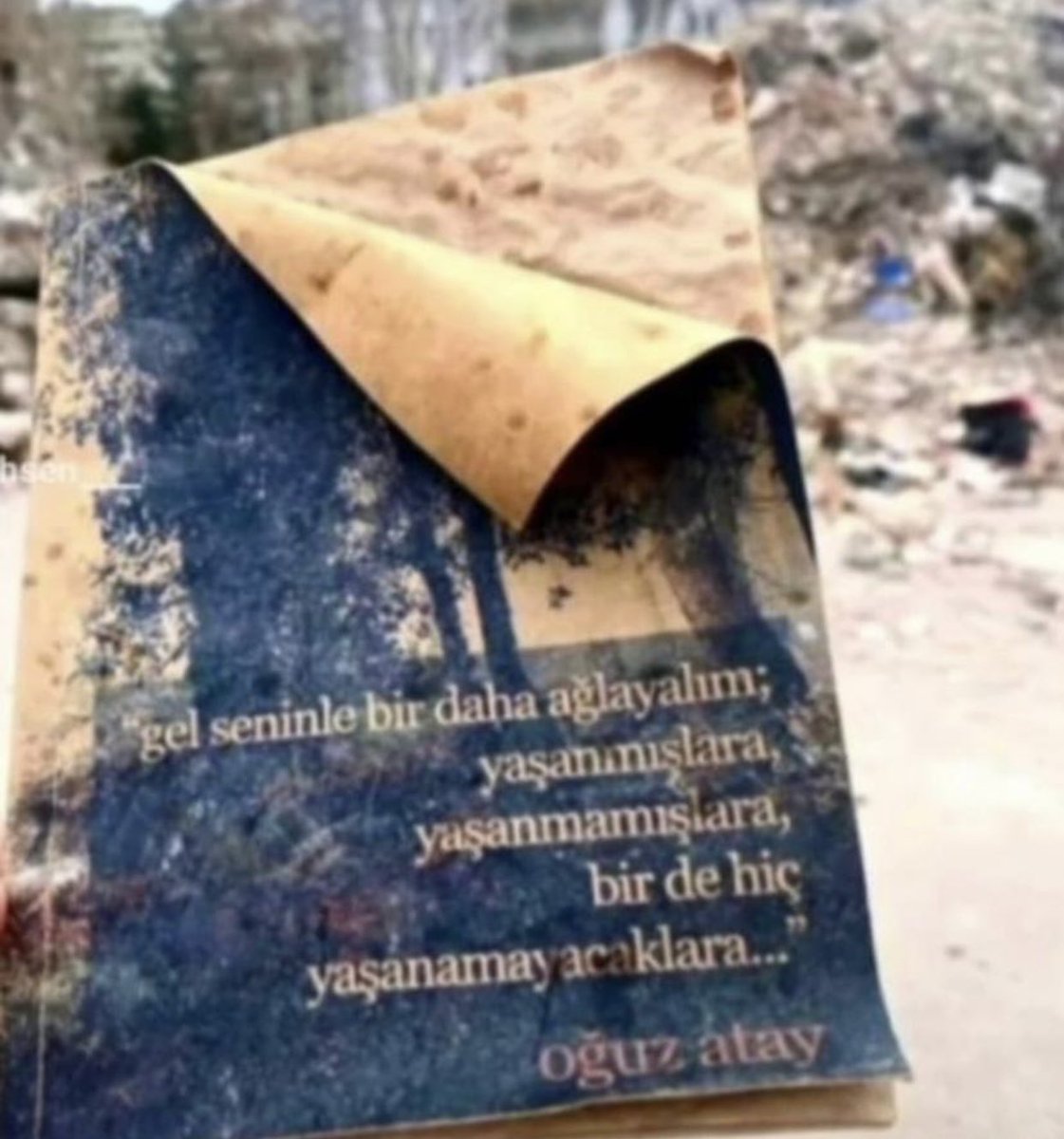 ihtokmak's tweet photo. Bu satırlar, kelimelerin bile yıkıntılar arasında nasıl direndiğini gösteriyor. Unutmayacağız, unutturmayacağız.

 #6subat2023 #AsrınFelaketi https://t.co/L2pxhQAW3M