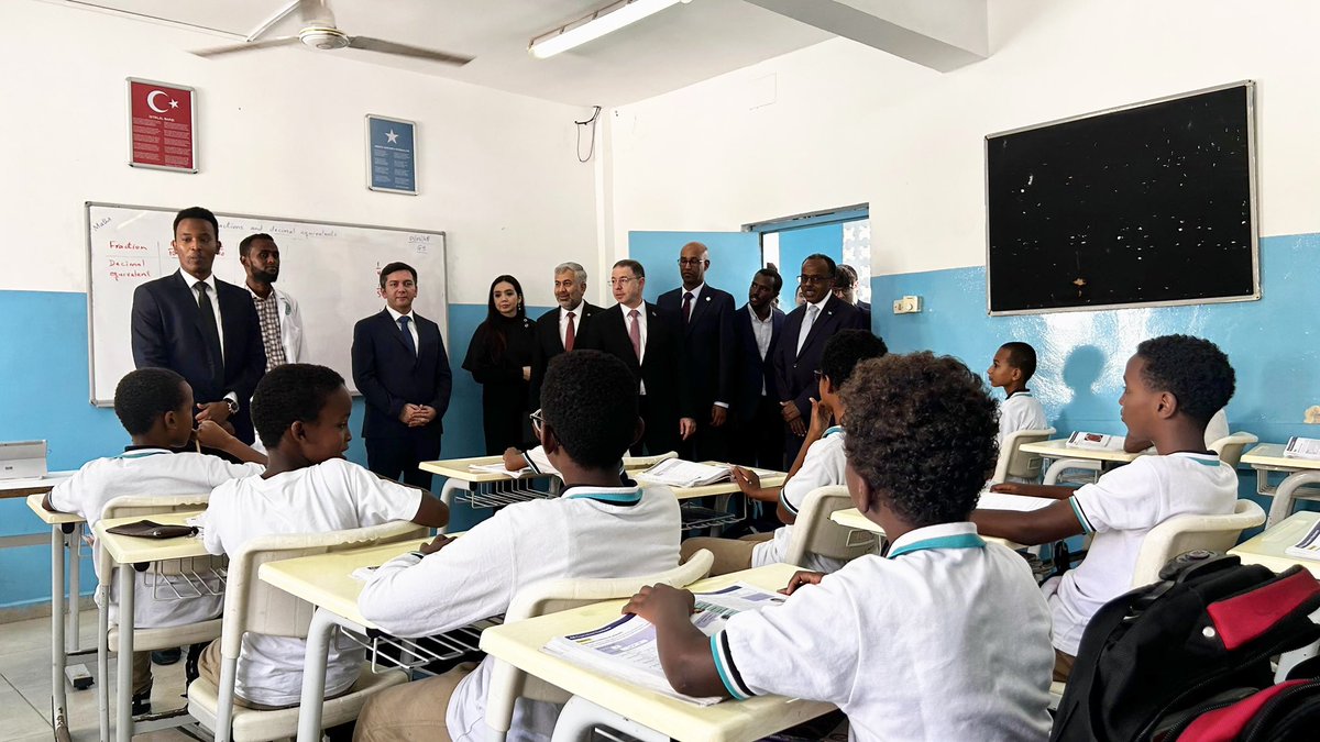 TMaarifVakfi's tweet photo. Azerbaycan Dışişleri Bakan Yardımcısı @YalchinRafiyev, beraberindeki heyet, Dışişleri Bakanlığımızın yetkilileri ve Somali’nin Ankara Büyükelçisi @Fathudin_Ospite, Somali Maarif Okulumuzu ziyaret etti. 

Ziyarette heyet, öğrenci, öğretmen ve idarecilerimizle bir araya geldi. https://t.co/5siNg3foKx