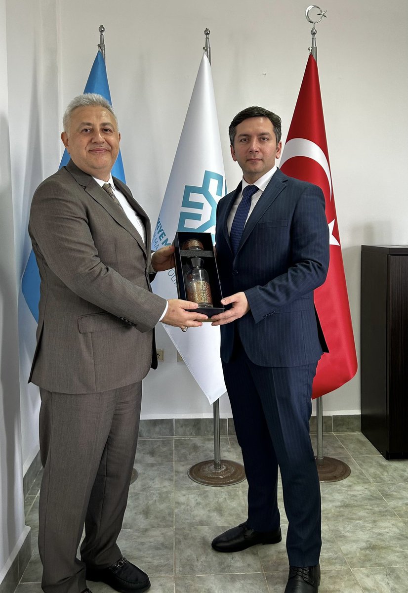 Azerbaycan Dışişleri Bakan Yardımcısı <a href="/YalchinRafiyev/">Yalchin Rafiyev</a>, beraberindeki heyet, Dışişleri Bakanlığımızın yetkilileri ve Somali’nin Ankara Büyükelçisi <a href="/Fathudin_Ospite/">Ambassador Fathudin Ali Ospite</a>, Somali Maarif Okulumuzu ziyaret etti. 

Ziyarette heyet, öğrenci, öğretmen ve idarecilerimizle bir araya geldi.