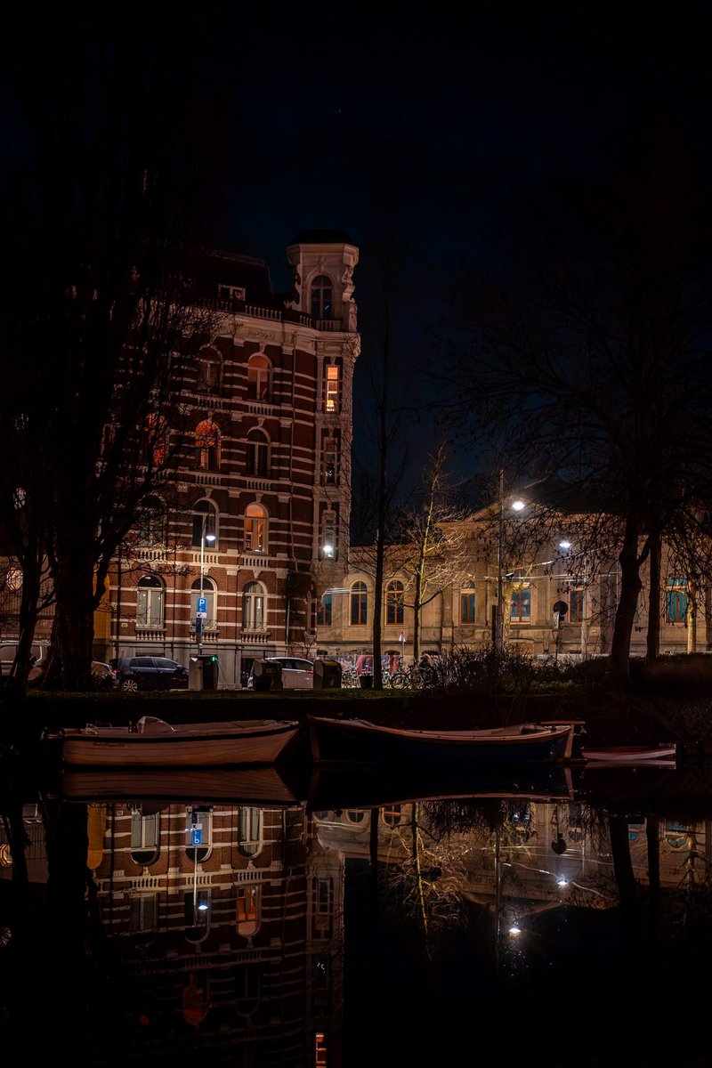 DutchLenses's tweet image. I love walking through the city at night, when the streets are quiet, and the reflections on the water make everything feel almost surreal. It’s in these moments of stillness that I find space to breathe, to reflect, to simply be.
#AmsterdamNights #EveningReflections…
