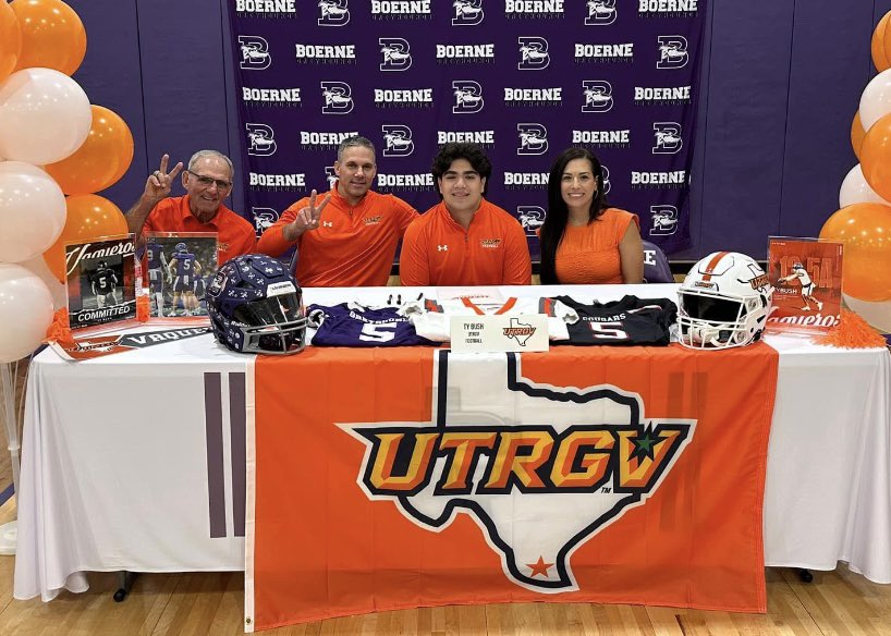 CoachTBush's tweet photo. Time flies way too fast!! Excited to still be on this journey with @T_BUSH5_ !! 
#SigningDay25
#WinToday✌🏼 https://t.co/qVs7LhVu8n