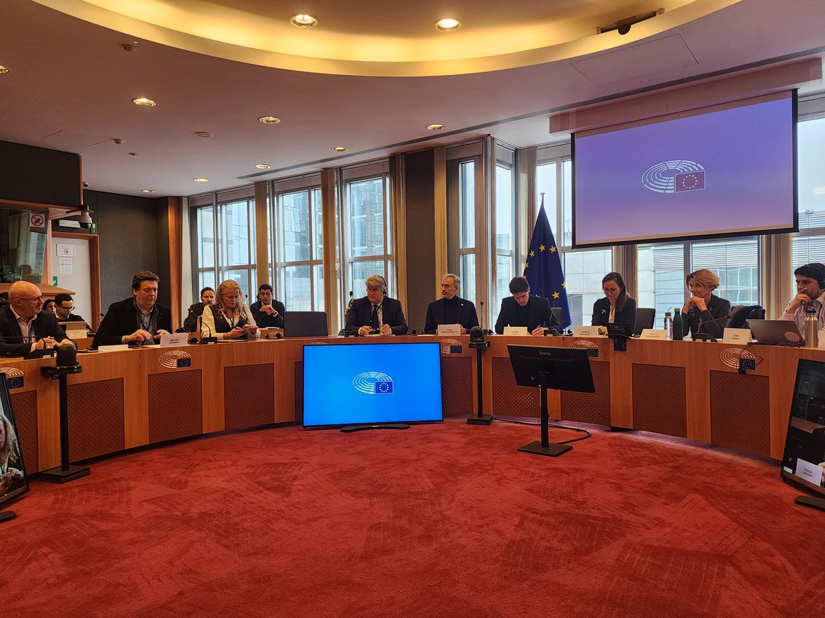 SugarBeetEurope's tweet photo. 🚩We stood with many MEPs &amp; @FWAgriculture to reaffirm our opposition to MERCOSUR's deal.
We call on MEPs to #StopMercosur:
- 🇪🇺 EU farmers, sustainable family farming model and sovereignty are at risk
- It offers no protection for the environment 🌳
- No security for consumers🚩 https://t.co/jAsbXxBCJe