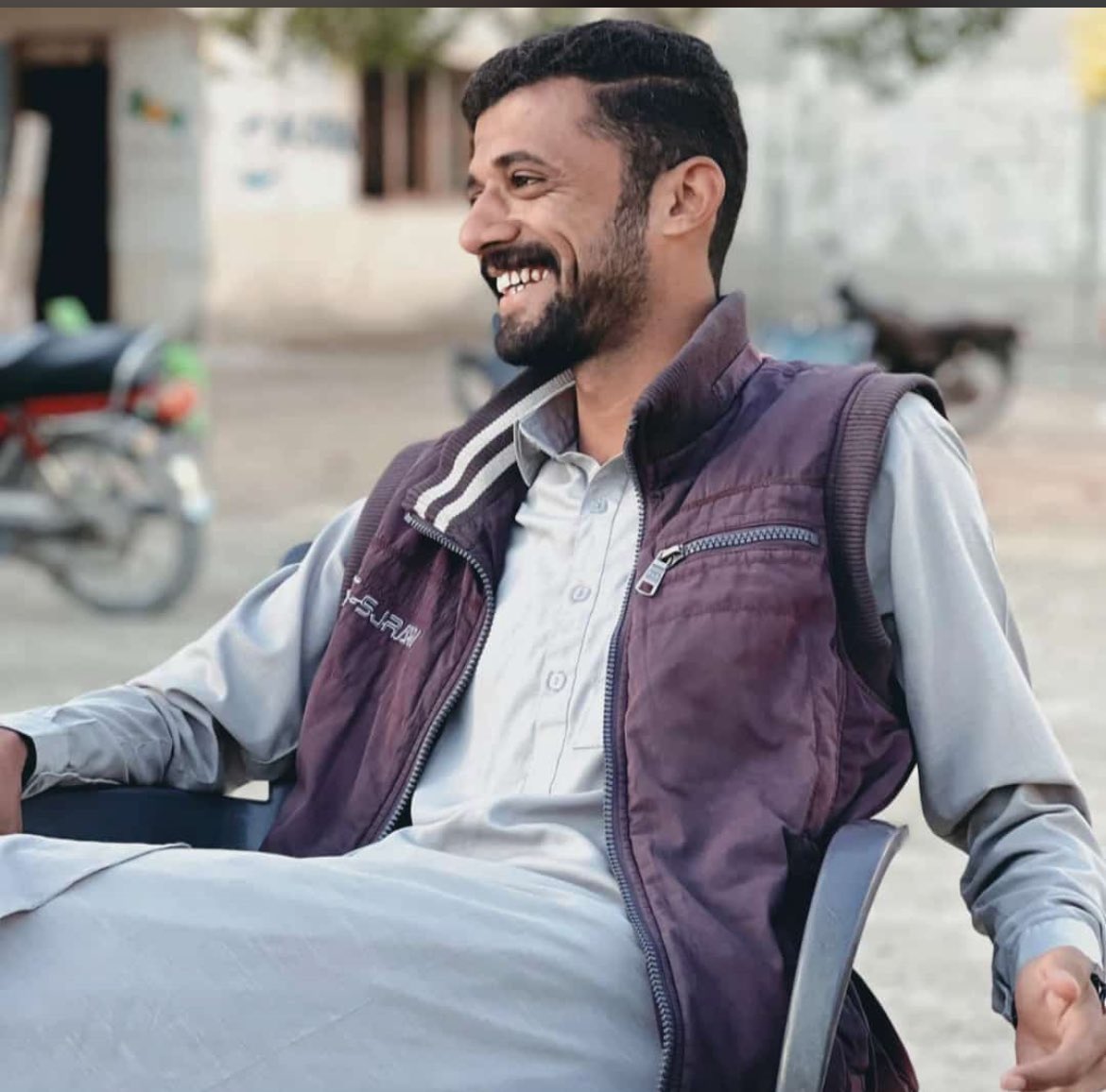 پاکستان ءَ مارا کم کم ءَ چہ مردمی کٹ ءَ گوازینتگ۔ ہمک روچ وتی ورناہانی لاشانی چست کنگ ءُ بیگواھیں بچانی پوسٹر نوں پورہ بلوچ ءِ زند ءِ ابرمی بہر اَنت۔ بلے یات دارگی اِنت،کہ اے زند ءِ بہر نہ اَنت،بلکیں گلامی ءُ پاکستان ءِ بکشاتگیں داد اَنت کہ چہ ماں مئے نگرہ ءُ داد آں پچ گِران اِنت