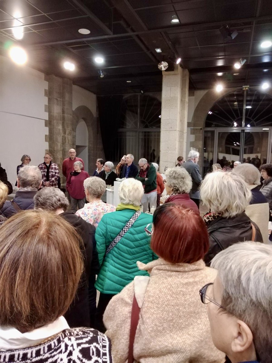 Energie87200's tweet photo. Du monde, dont vos élus Énergie citoyenne 😉, hier au vernissage de l’exposition « Argile Atelier » qui réunit les créations des élèves de l'atelier de Diane Poitras. Des œuvres à découvrir jusqu’au 15 février !

#SaintJunien #art #culture #sculpture #poterie #argile #exposition https://t.co/vrWXhDrbe2