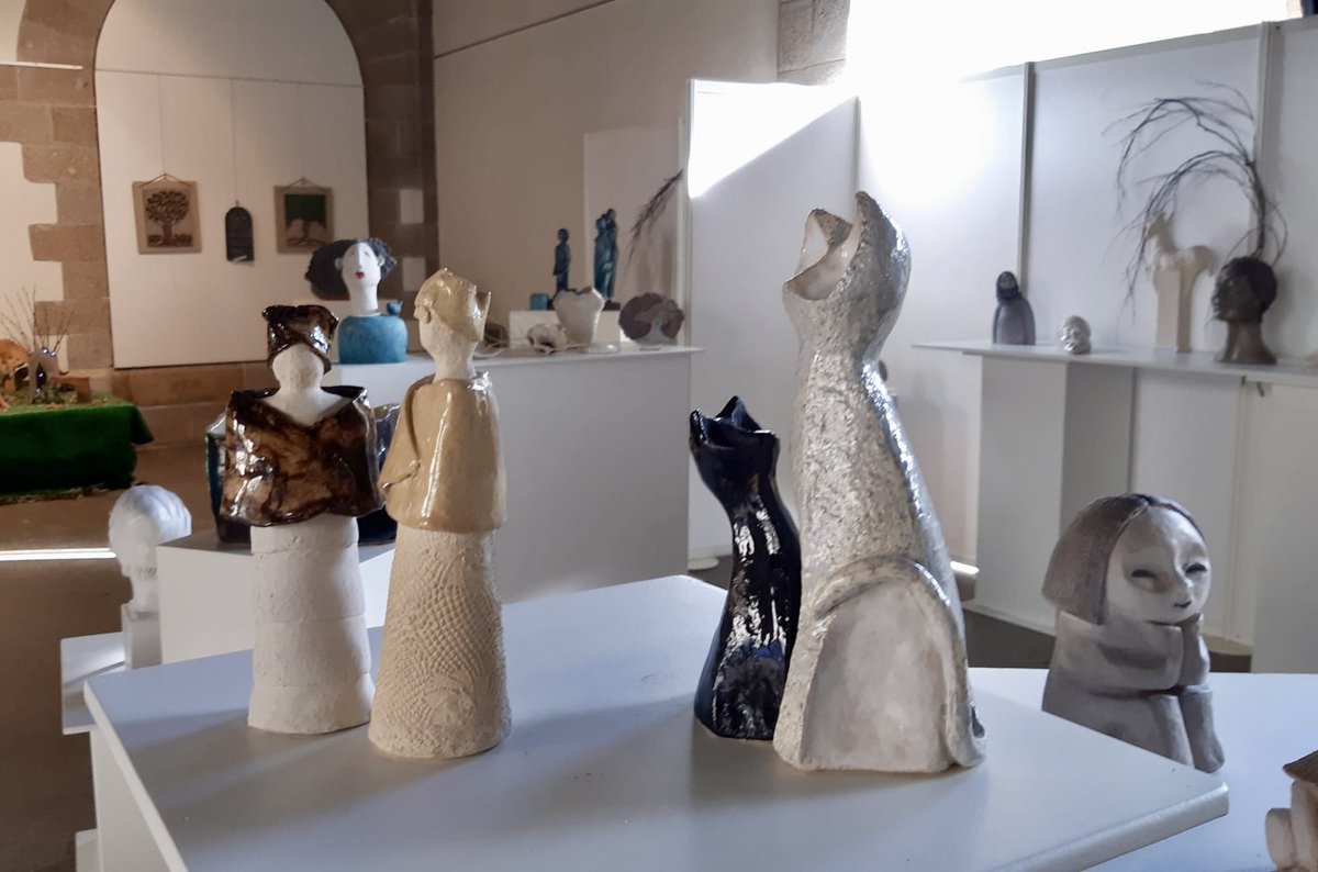 Energie87200's tweet photo. Du monde, dont vos élus Énergie citoyenne 😉, hier au vernissage de l’exposition « Argile Atelier » qui réunit les créations des élèves de l'atelier de Diane Poitras. Des œuvres à découvrir jusqu’au 15 février !

#SaintJunien #art #culture #sculpture #poterie #argile #exposition https://t.co/vrWXhDrbe2