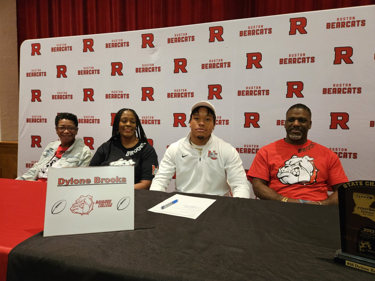 BelinsonMatt's tweet photo. Ruston High RB Dylone Brooks signed with Navarro College this morning. He rushed for over 1,400 yards, 16 TD in his Bearcat career. https://t.co/Uc6ZlW1eqs