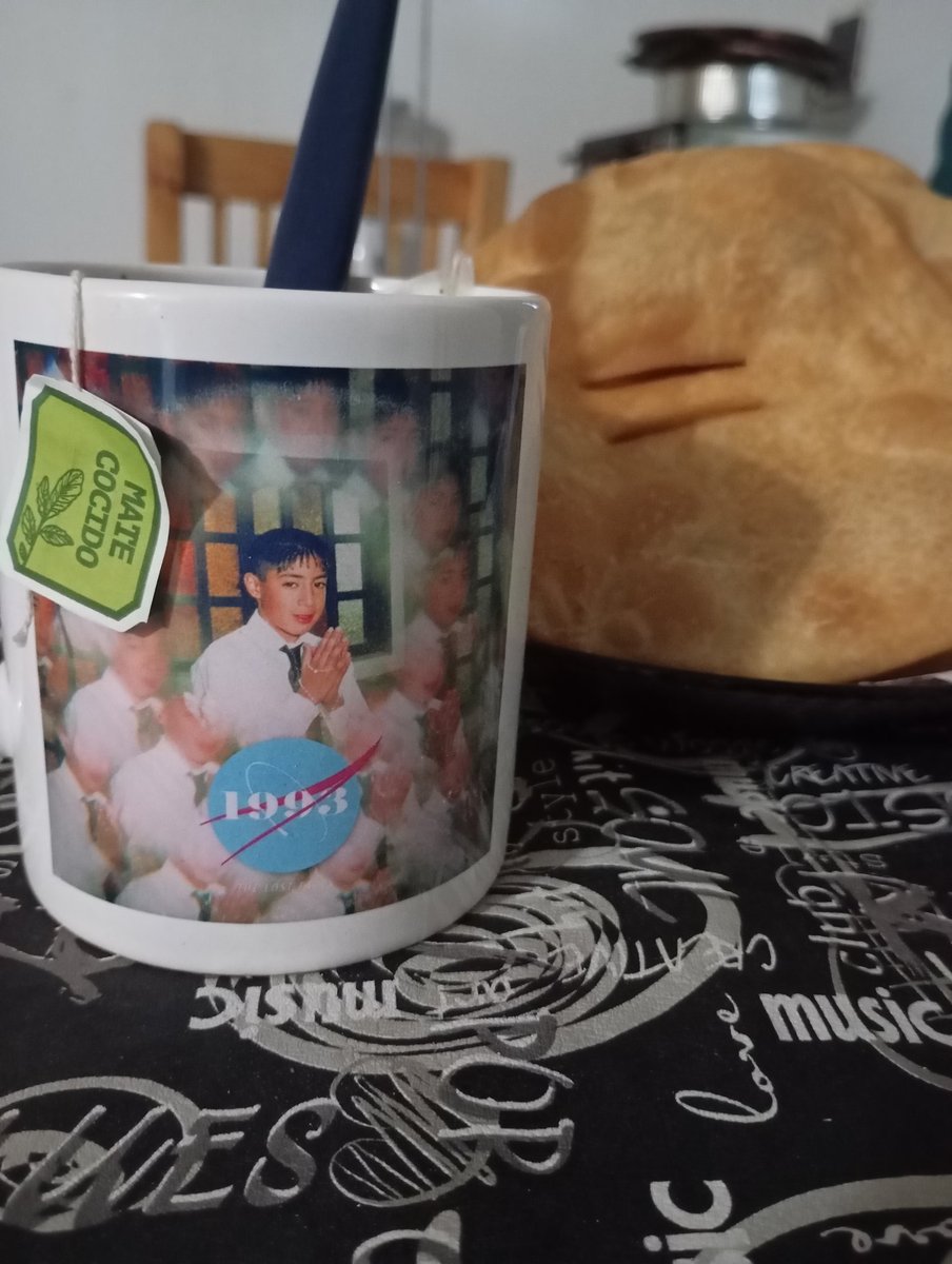 De fondo suena Flashé.