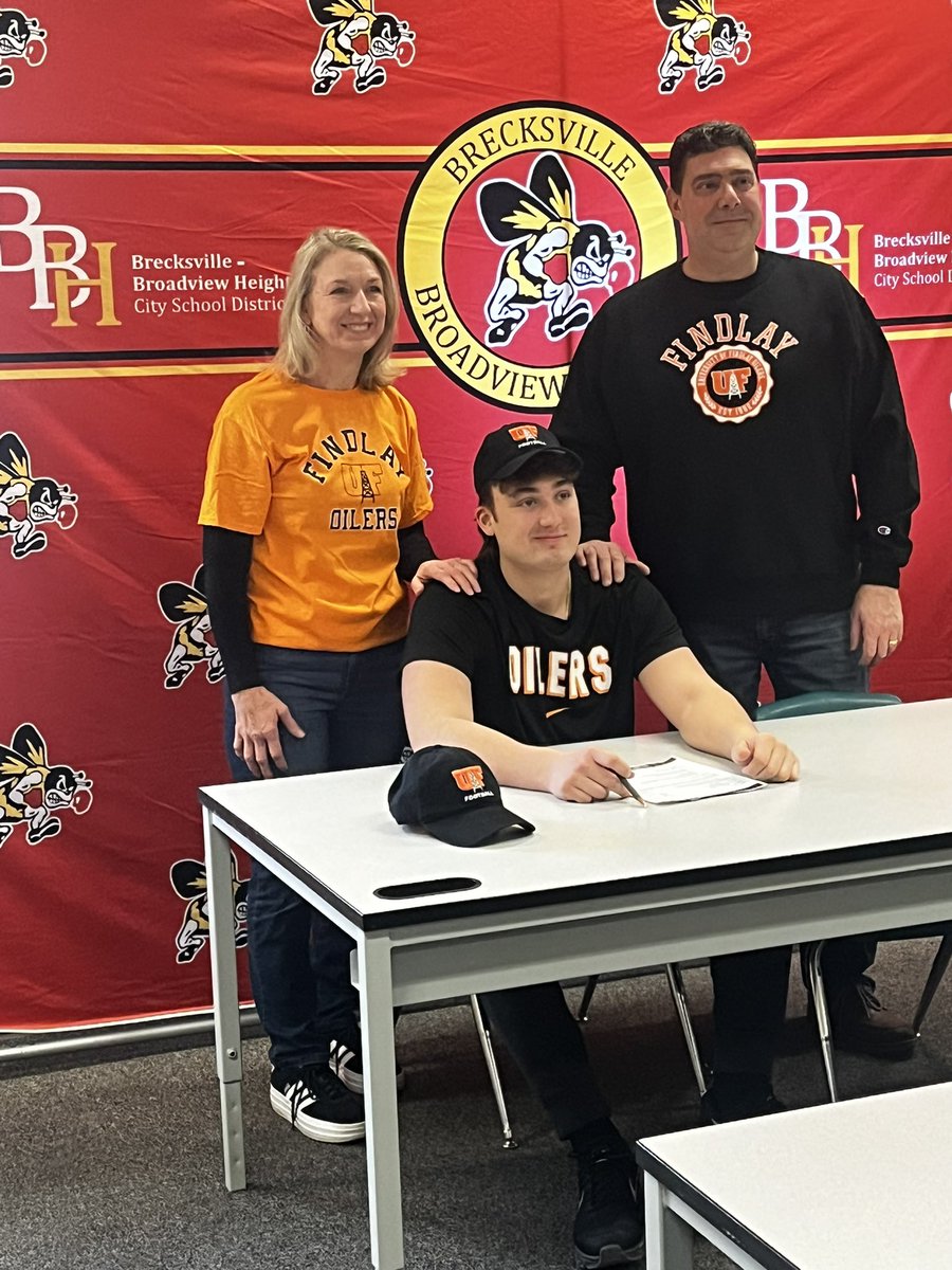 Bees Football (@bbhfootball) on Twitter photo Congratulations Nate Garito on signing today to play football for Findlay University!🔥🔥
The Oilers are getting a great young man. <a href="/UFOilersFB/">UF Football</a> Congratulations Nate Garito on signing today to play football for Findlay University!🔥🔥
The Oilers are getting a great young man. <a href="/UFOilersFB/">UF Football</a>