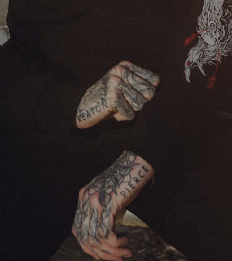 narmimina's tweet photo. these hands. https://t.co/EKiN70LDUc