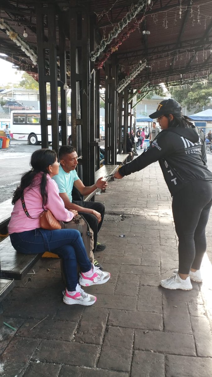 SeguridadvialLU's tweet photo. #MovilidadSegura | Funcionarios del #INTT La Urbina imparten charlas para promover la educación vial responsable y segura . https://t.co/FR8E6zyYa7