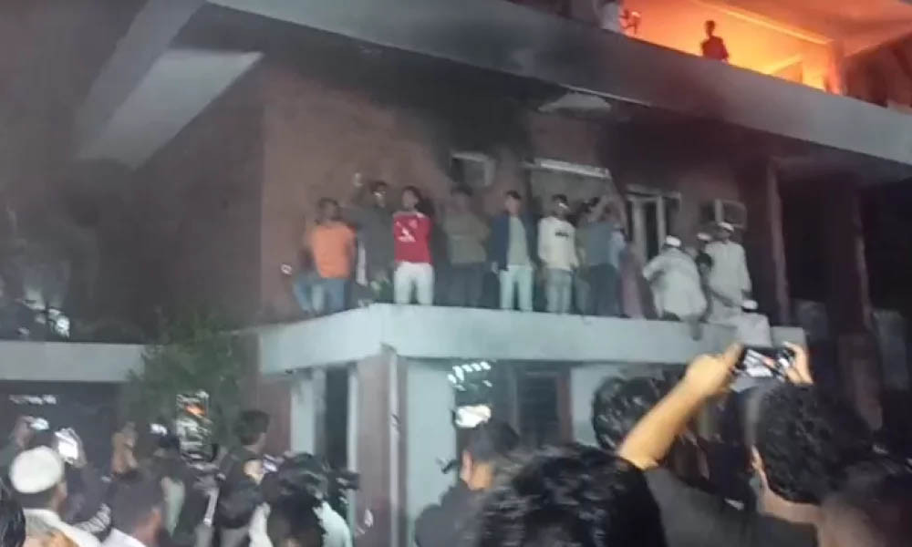 ভাঙচুরের পর ধানমণ্ডি ৩২-এ আগুন দিল ছাত্র-জনতা