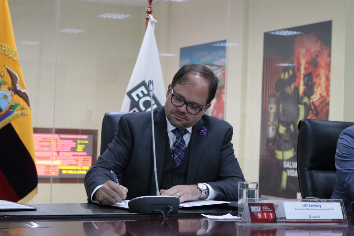 ECU911_'s tweet photo. #Quito | Director General del #ECU911, John Reimberg, y el director General de @Quiport, Ramón Miró, firmaron el Protocolo de Coordinación de Emergencias para fortalecer la seguridad integral y la respuesta ante alertas en el @AeropuertoUIO.

#ECU911BrindaSeguridadIntegral https://t.co/rerSOVGvG4
