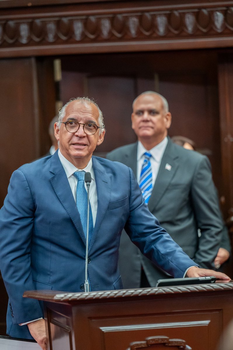 SenadoRD's tweet photo. 📜Senado de la República reconoce a Fernando Capellán (@fcapellan1), Presidente Grupo M, por su liderazgo en el desarrollo económico y empresarial. https://t.co/rJOTqb8P2F