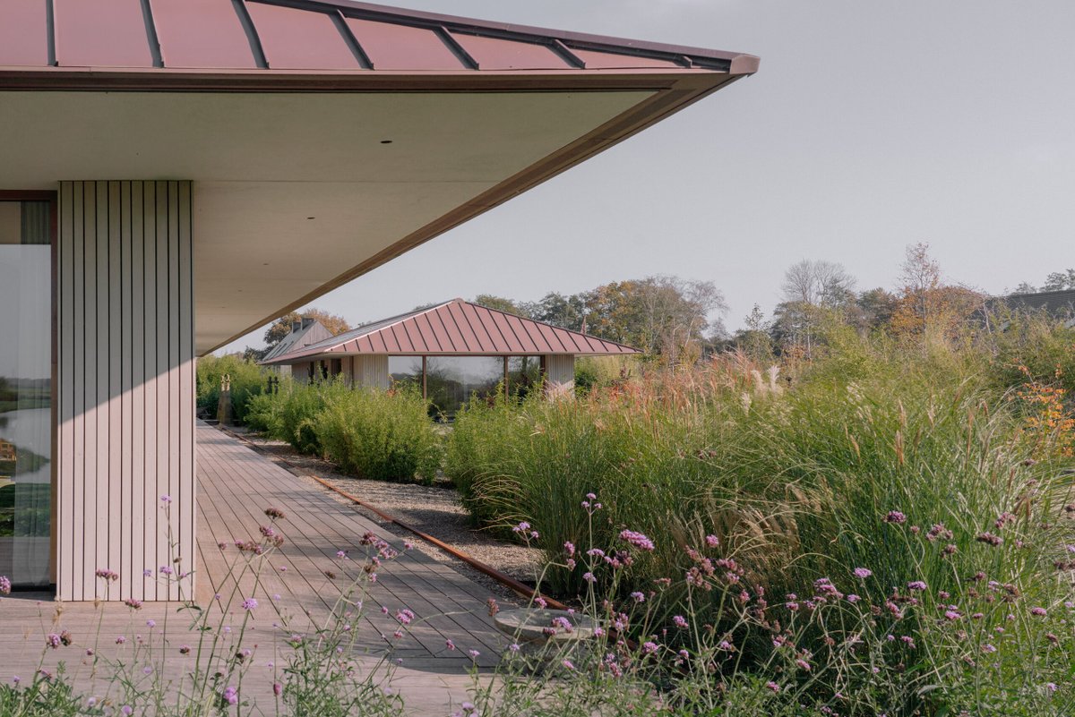 Project | Beauvast ontwikkelt in Paterswolde een nieuw woonproject genaamd Schelfhorst, met tien exclusieve woningen. Loer Architecten ontwierp er een schuurwoning.

dearchitect.nl/300401/biobase…

#deArchitect #architectuur