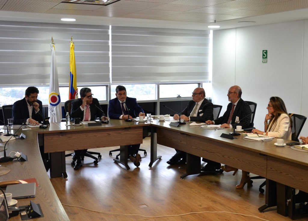 A esta hora se desarrolla mesa de trabajo convocada por el contralor general, Carlos Hernán Rodríguez, para analizar la situación energética del país y evitar un racionamiento. Asisten el procurador general, <a href="/MinEnergiaCo/">Minenergía</a> , <a href="/MinHacienda/">MinHacienda</a> y gremios del sector, <a href="/consejogremial/">Consejo Gremial</a> ⚡️⛏️