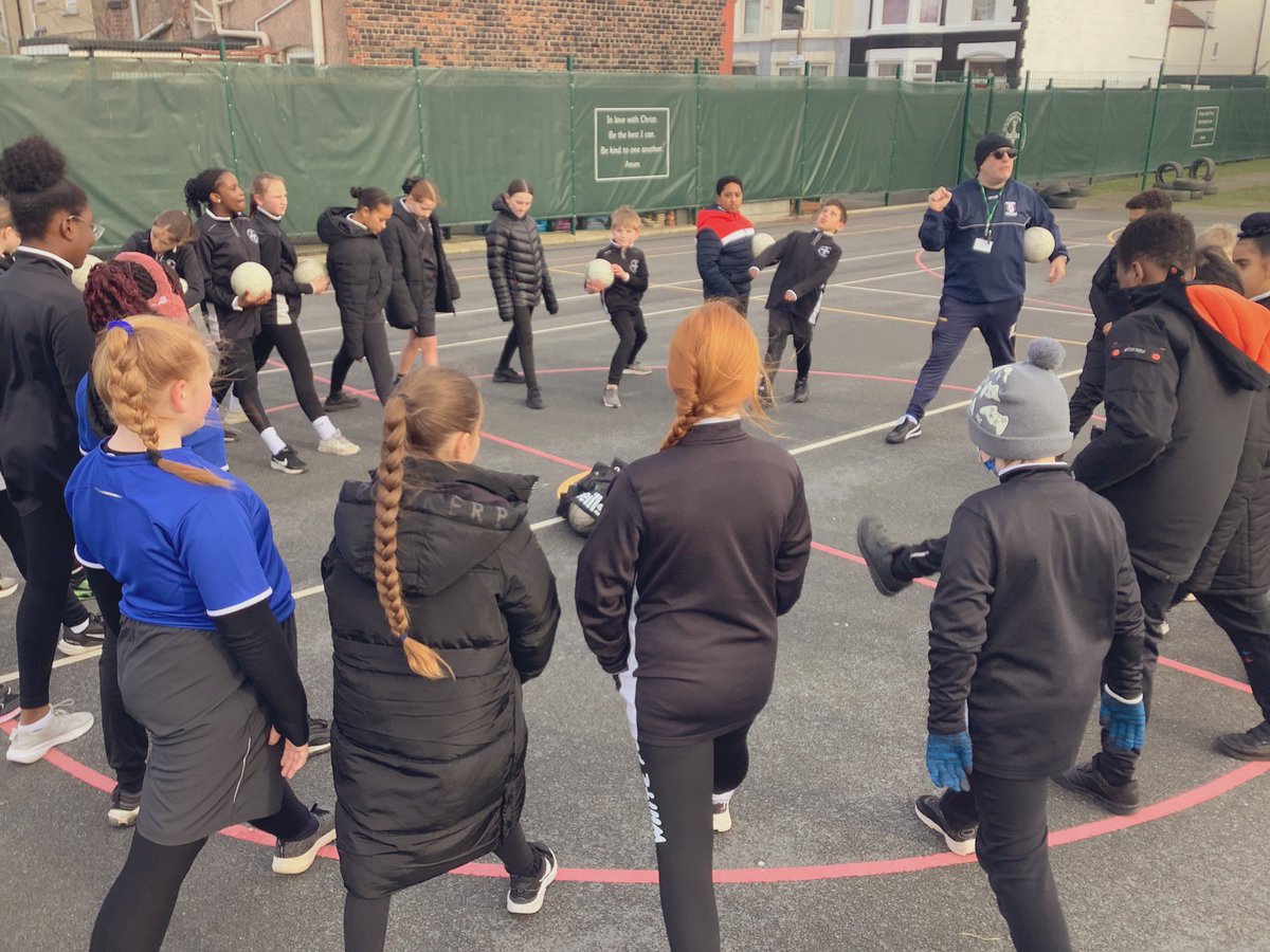 StCuthbertsPri's tweet photo. Thank you to Coach Shane from #JohnMitchelsGAA for an amazing experience learning the technique and skill of Gaelic football. Year 6 really impressed with their enthusiasm and talent 🏐💙 #StCuthbertsPE https://t.co/nKb3FeUgKR