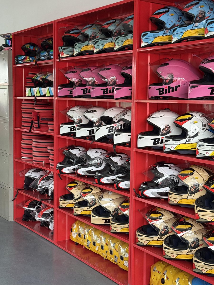 初めてカートをプレイするときは、特に新しいコースではスピードを出さないでください。スピードを上げる前に、ゆっくり走ってカーブに慣れてください。