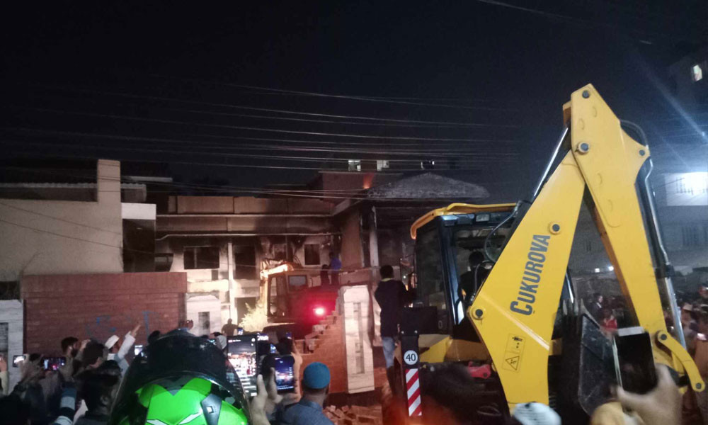 বুলডোজার দিয়ে গুঁড়িয়ে দেওয়া হচ্ছে খুলনার ‘শেখবাড়ি’