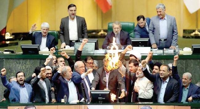 mohammadparsi1's tweet photo. سال ۹۷ روزی که درخواست مذاکره‌ی ترامپ را رد کردند و برجام را آتش زدند؛ دلار ۷ هزار تومان، سکه یک میلیون و ۸۰۰، طلا گرمی ۱۷۰ هزار تومان و گوشت قرمز ۵۰ هزار تومان بود، بلاهتی که هزینه آن از سفره مردم پرداخت شد نه مسوولین و چه منصفانه‌تر بود اکر هرکسی تاوان جهالت خود را می‌داد! https://t.co/HLbN5sAEnw