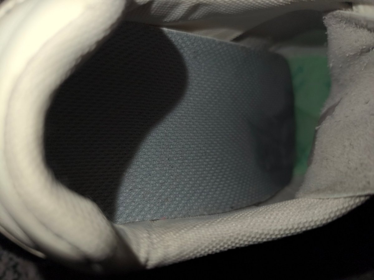 小区楼梯间扫到了小少妇的36码鞋子，足跟和脚尖处痕迹比较明显，鞋垫抽出来表面有淡淡的香味，但是汗渍浸透地方还是有明显酸臭味，鞋里面还有增高垫，直接把小弟顶进去，由于还有增高垫这里面包裹感很强，第一次把蛋蛋一并塞进鞋里，被增高垫压迫以及鞋尖顶的包裹感，这次五分钟就全出货到鞋的最深处