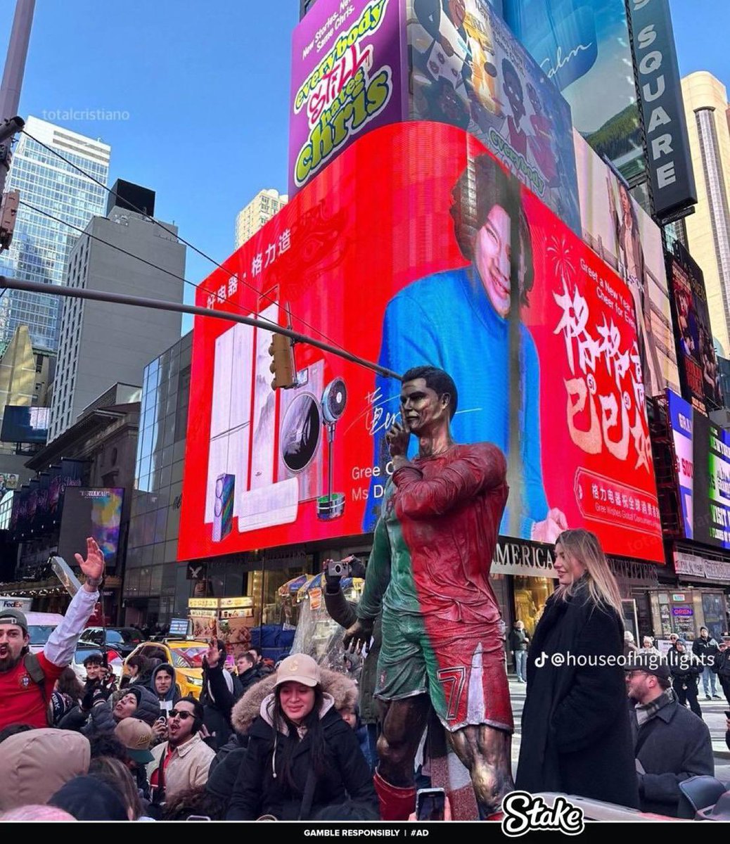 CFC_Janty's tweet photo. “Cristiano Ronaldo isn’t allowed in America”

Meanwhile they set up another stature of him in New York Times Square for his birthday https://t.co/hWCMfzervv