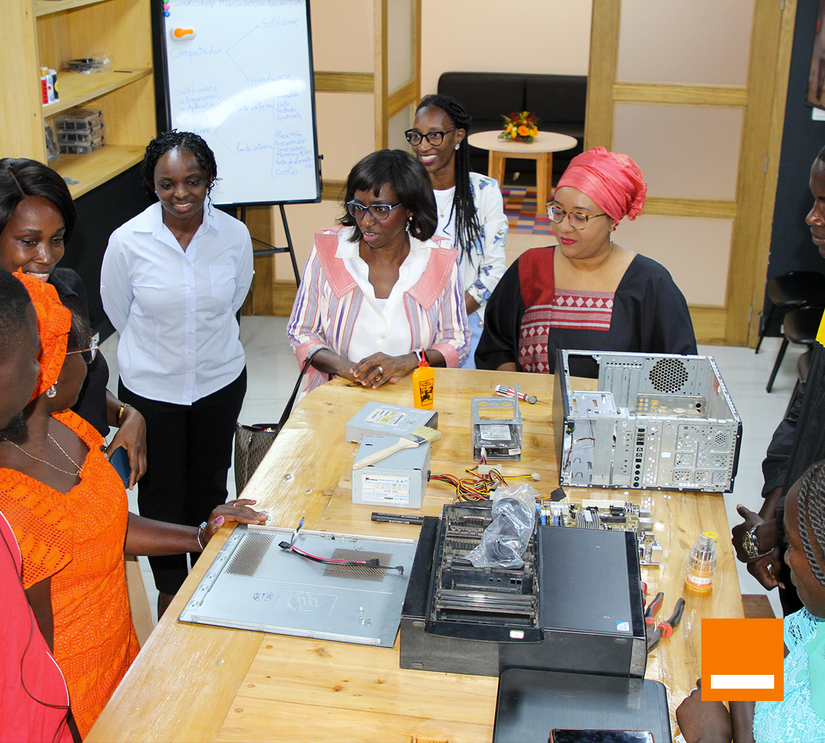 ORANGE BISSAU (@orange_bissau) on Twitter photo A Sra <a href="/Aminata2N/">Aminata Ndiaye</a> , Diretora Geral Adjunta do Grupo Sonatel e Diretora Regional <a href="/orangeafrica/">Orange Africa & Middle East</a>, em missão em Bissau desde 03 de fevereiro.
Hoje, ela visitou o Orange Digital Center na companhia da Sra <a href="/Tesou2012/">Therese Tounkara</a>, DG da Orange Bissau, reforçando assim a cooperação para a inovação e A Sra <a href="/Aminata2N/">Aminata Ndiaye</a> , Diretora Geral Adjunta do Grupo Sonatel e Diretora Regional <a href="/orangeafrica/">Orange Africa & Middle East</a>, em missão em Bissau desde 03 de fevereiro.
Hoje, ela visitou o Orange Digital Center na companhia da Sra <a href="/Tesou2012/">Therese Tounkara</a>, DG da Orange Bissau, reforçando assim a cooperação para a inovação e