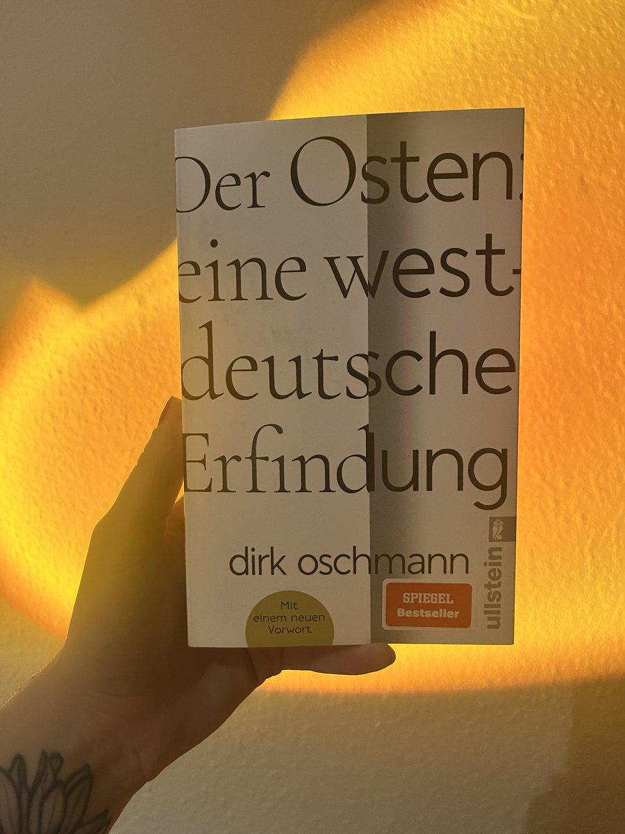 In „Der Osten: eine westdeutsche Erfindung“, erschienen im Februar 2023, analysiert Dirk Oschmann, wie der Osten Deutschlands bis heute als negatives Gegenbild zum Westen konstruiert wird.