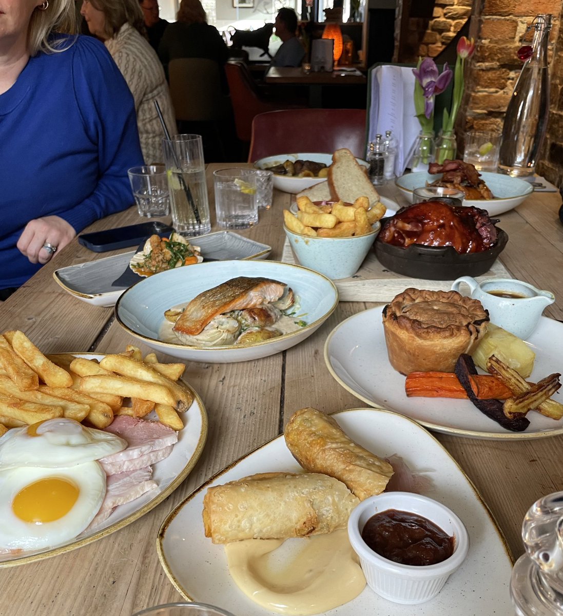 ditchlingbull's tweet image. One of those pop-it-anywhere lunches that seem to last all afternoon 🥰

#LongLunches #PickyBits #PubLunch #Ditchling