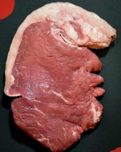 AranduHub's tweet photo. Just a little break...
Cuando el bistec está tan fresco que te mira mal 😳🍖   ¿A quién te recuerda? 
#justajoke #aprenderingles #Trump https://t.co/Da6DYrfVL1