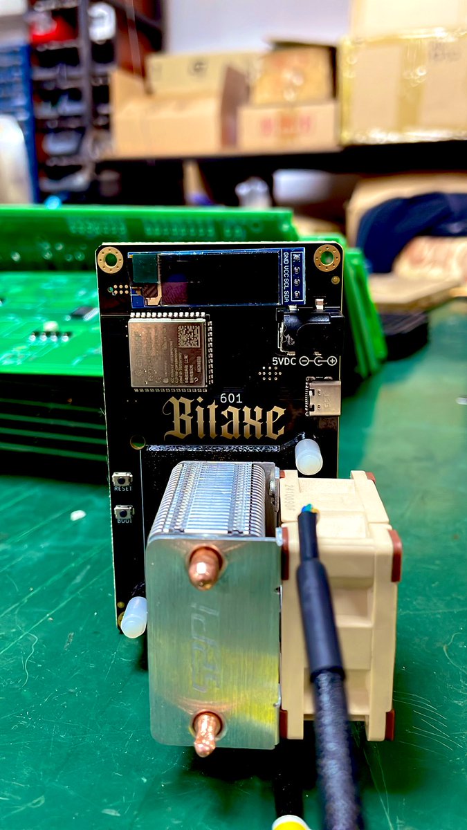 _gokhaneryigit's tweet photo. #bitaxe 601 Gamma BM1370 ASIC #Bitcoin Miner 1.2TH #Raspberry Pi 5 #52pi ice tower ❄️🧊 https://t.co/QwFg9iYII6