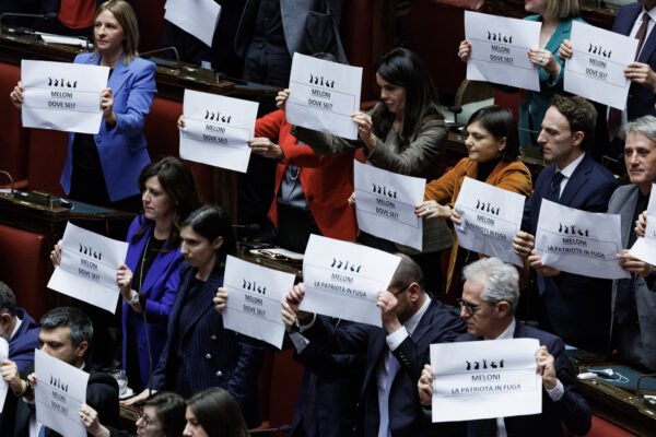 Quando ero in parlamento, i cartelli in aula li esibiva sempre Italia dei Valori, e noi del PD, li guardavamo sempre un pò imbarazzati. So bene che tutto è cambiato, ma il mio imbarazzo rimane. Me ne dispiaccio. <a href="/amendolaenzo/">Enzo Amendola 🇮🇹🇪🇺</a>
