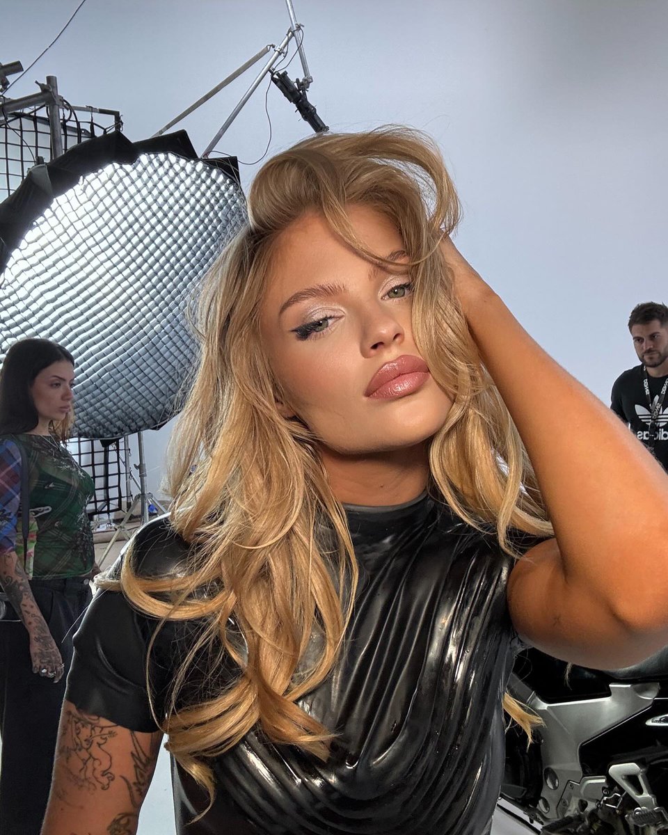 RDTSonza's tweet photo. Luísa Sonza para o clipe de "MOTINHA 2.0". 🏍🔥 https://t.co/GfgbSFa4JS