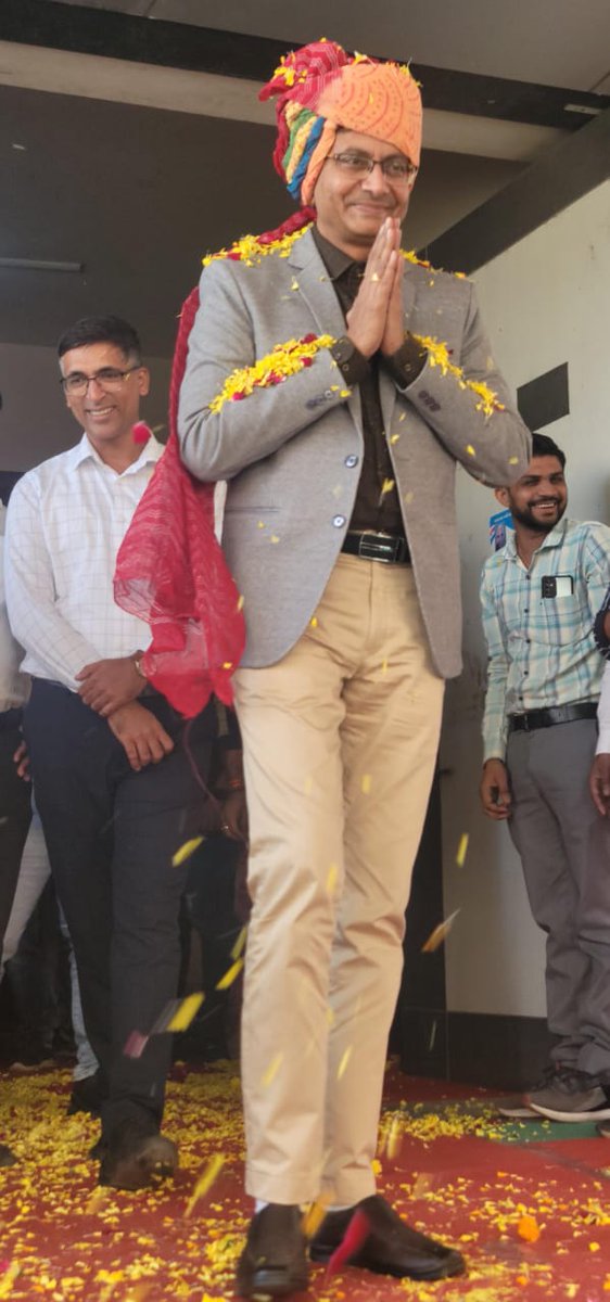 આજ રોજ મહીસાગર જિલ્લાના માન.જી.વિકાસ અધિકારી શ્રી.સી.એલ પટેલ સાહેબની બદલી પાટણ જિલ્લા ખાતે થતા તેમનો વિદાય સમારંભ જિલ્લા પંચાયત મહીસાગર કચેરી ખાતે રાખવામાં આવ્યો હતો.વિદાય લઈ રહેલ સાહેબશ્રી ને ખૂબ ખૂબ શુભેચ્છાઓ મહીસાગર જિલ્લા તકમ મંડળ તરફથી પાઠવવામાં આવી...