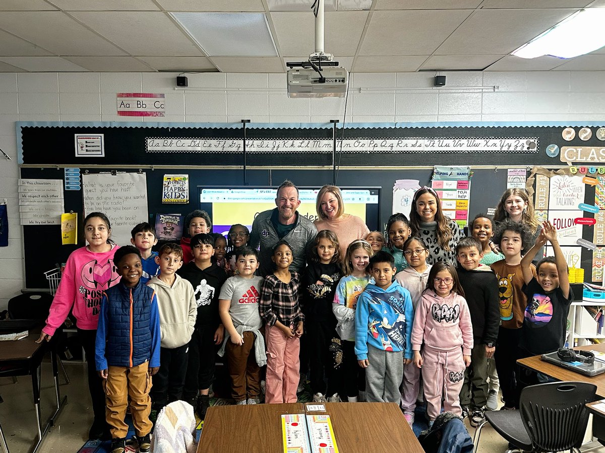 kelseeey5's tweet image. Thanks @benandkellyshow for stopping by📚💜 We loved having you read to us! @EducatorHill