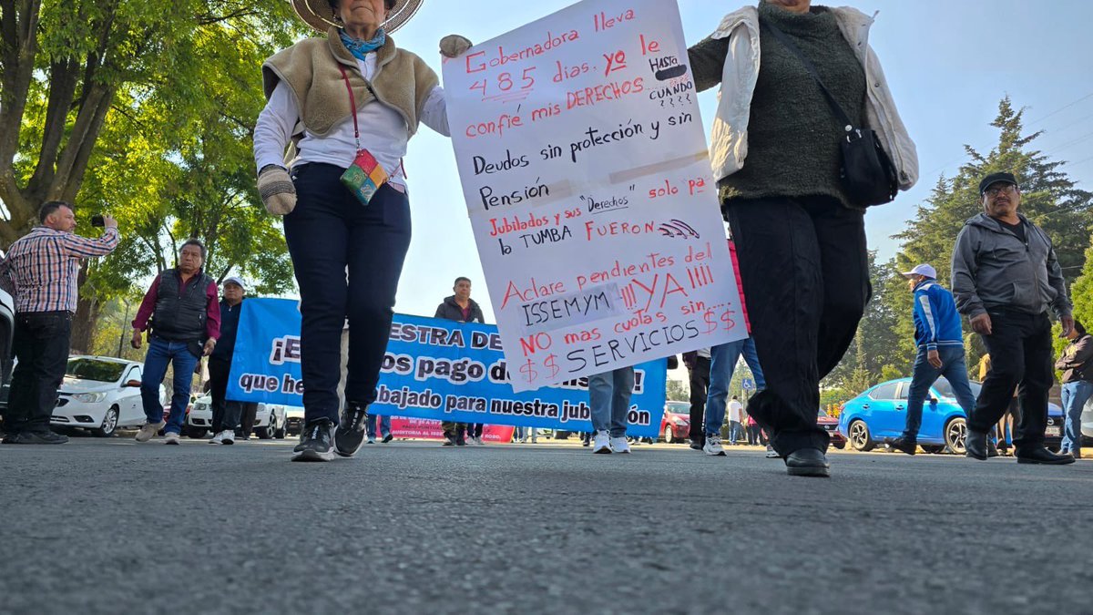 ultranoticiasfm's tweet photo. 🚨Protesta en Toluca🚨
Maestros de varios municipios marchan hoy hacia el SMSEM, la legislatura y el Palacio de Gobierno, exigiendo el rescate del ISSEMYM y la entrega de medicamentos. ✊
#RescateISSEMYM #LuchaDocente #Toluca #EstadoDeMéxico https://t.co/wI3R6nVQ9x