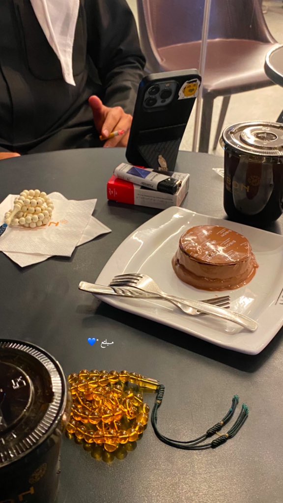 درب الغرام معرض للمهالك
كله تعب وهموم وارهاق و ارباك

بدايته حلوه و صعبه كذالك 
تاخذك من جو السعاده وتنساك

ونهايته تنهار من كيف حالك
هذا السوال اللي يجيبك من اقصاك

يمر طيف اللي رحل في خيالك
وترجع على ماضي جروحك وذكراك

وتسري على درب الطواري لحالك
واذا ما هليت الدموع  اتحداك .