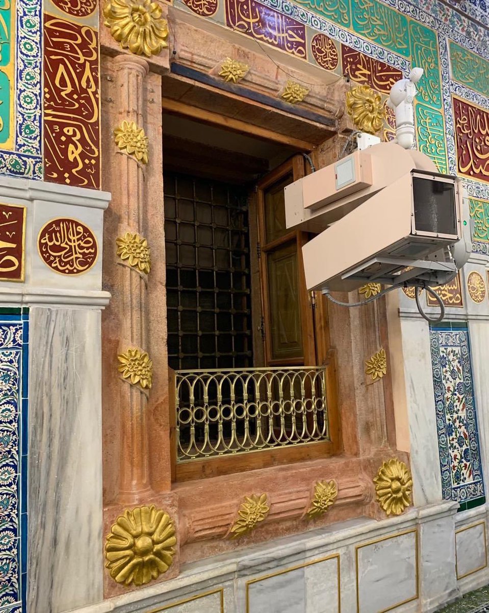 TG_ADB's tweet photo. اذا وقفت للسلام على رسول اللهﷺ في المسجد النبوي ونظرت خلفك ستجد نافذة عظيمة المظهر، هذه النافذة لم تقفل منذ ١٤٠٠ سنة لأن هناك صحابي جليل وعد ابنته أن تظل هذه النافذة مفتوحًا للأبد، ومازالت مفتوحه حتى اليوم ليكون هذا اعظم واطول الوعود على الاطلاق.. 

القصة اسفل هذه التغريدة.. https://t.co/PU132py9Uw