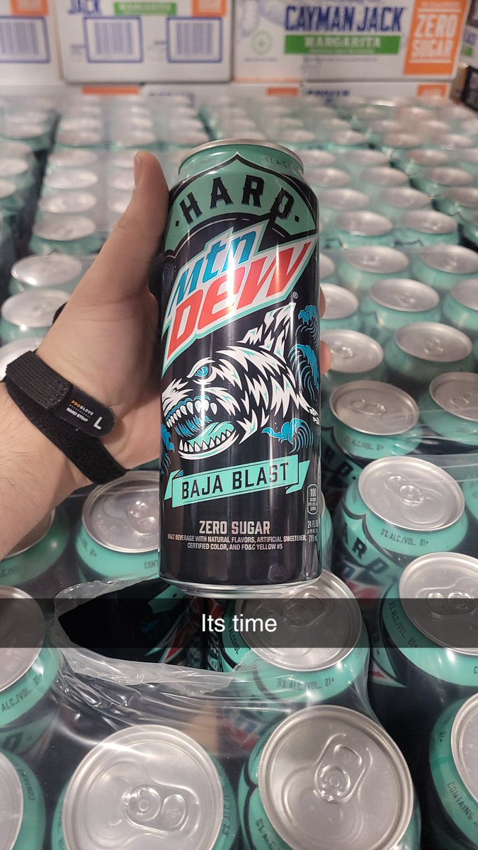 GummKid's tweet photo. 😭😭😭 They said I can pick up to three cases for today for free.
The same day too we get these.
I'm in heaven now. https://t.co/MM7iRfz459