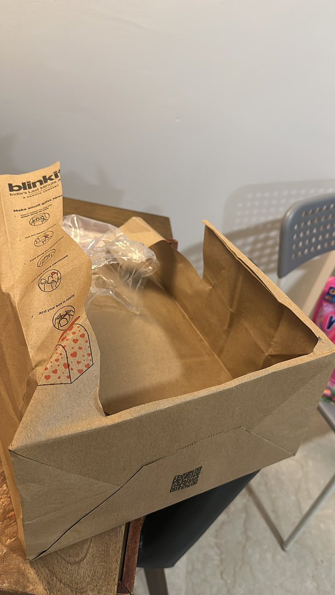 pakkaright's tweet photo. @letsblinkit the beautiful valentine gift box made out of Blinkit paperbag, awesome idea for turning a waste product into a beautiful gift box 👏👏👏👏👏 https://t.co/3EI6LyOTwy