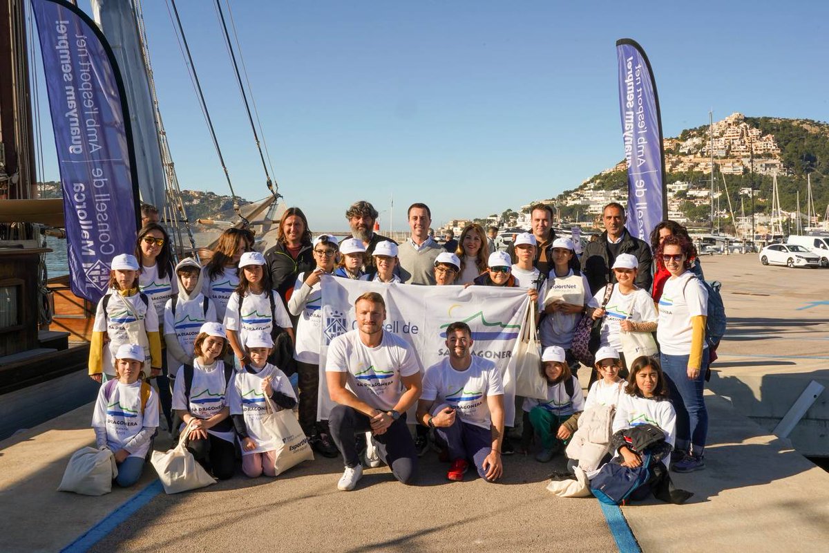 EsportsConsell's tweet photo. 👦👧L'alumnat del CEIP Els Molins de s'Arracó ha gaudit d'un taller breu sobre sa Dragonera i els piragüistes han relatat la travessia que farien.

⛵️ Els infants han seguit el recorregut de les banderes des del veler Rafel Verdera.

🫶 Gràcies al Club de Vela del Port d'Andratx https://t.co/yNtz5JQR0T