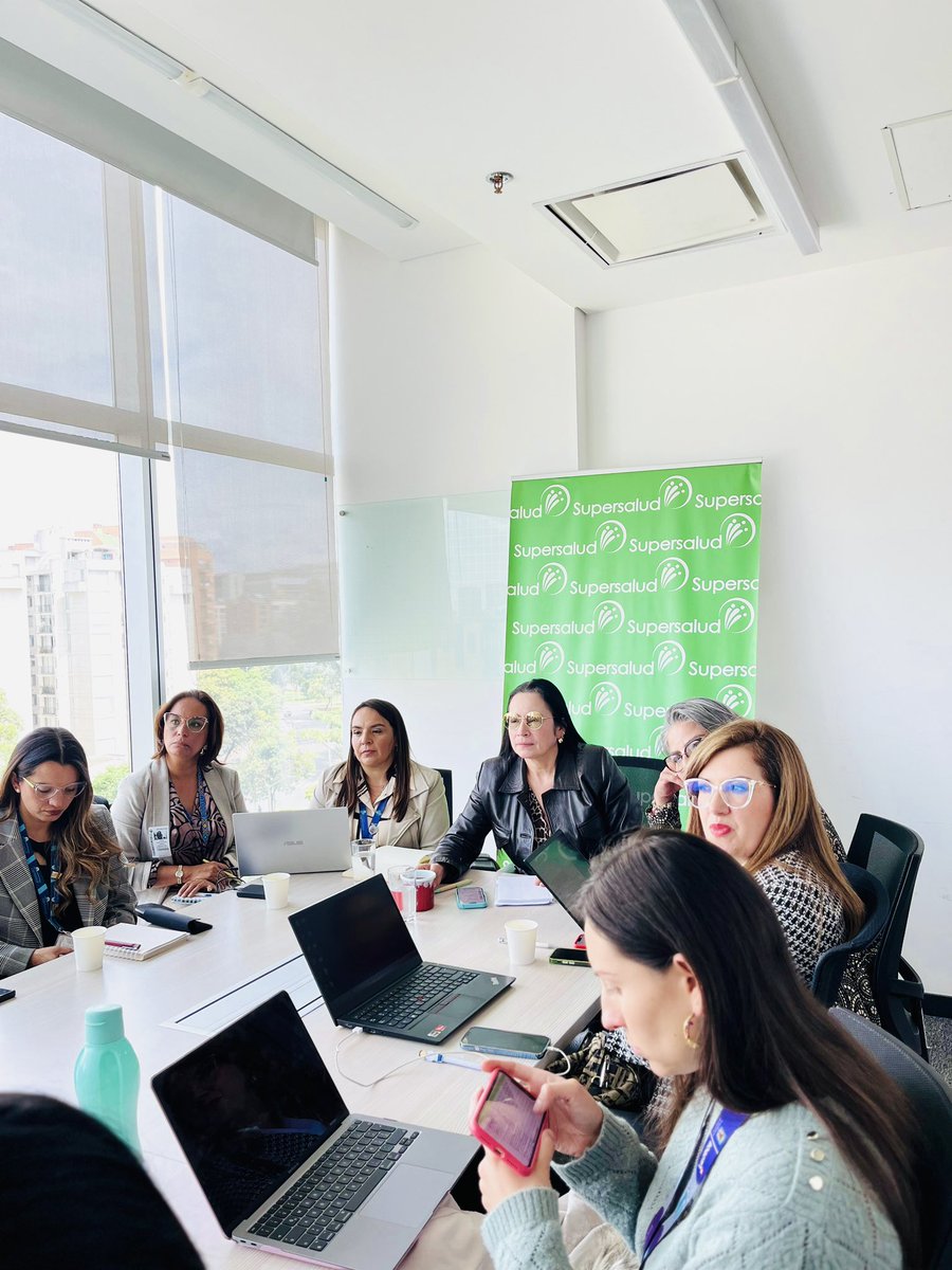 Marianiniecheve's tweet photo. ATENTOS | Coordinamos acciones con la gerente de CAPITAL SALUD, Marcela Vergara y las gerentes de las Sub Redes Sur, Viviana Clavijo y Norte, Victoria Martinez, que atienden la mayor parte de la población de la capital del país, para que los usuarios de nuestro sistema de salud tengan  soluciones más eficientes y oportunas a sus necesidades en esta materia. 

!Trabajamos para que la salud sea un DERECHO DE TODOS! @giovannyrubiano @petrogustavo